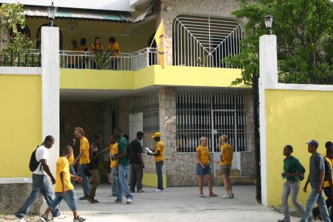 Scientology Frivillige presters hus i Haiti.