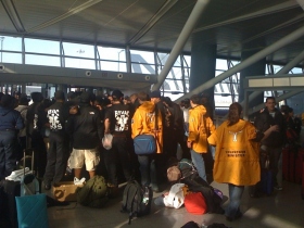 Scientology Frivillige prester og medlemmer av andre hjelpeorganisasjoner på JFK Airport, som venter på å dra av sted til Haiti.