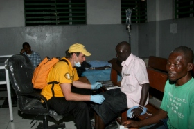 David pleier pasienter i Port-au-Princes General Hospital i Haiti