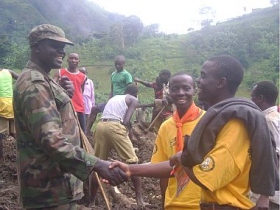 Speidere fra Kenya som er trent som Scientology Frivillige prester hjalp til på ettersøks- og redningsaksjonen etter mudderskredet i Bududa-området i Uganda.