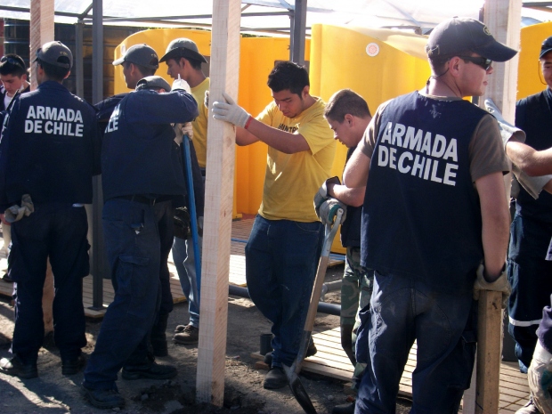 Armada de Chile (den chilenske flåte) hjelper oppførelsen av permanent gjenhusing, mai 2010.